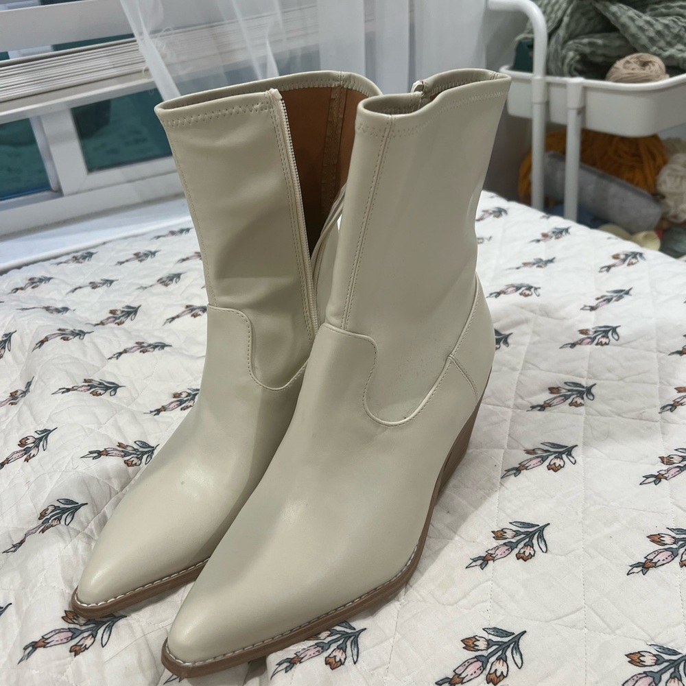 Universal Thread White Heeled Boots